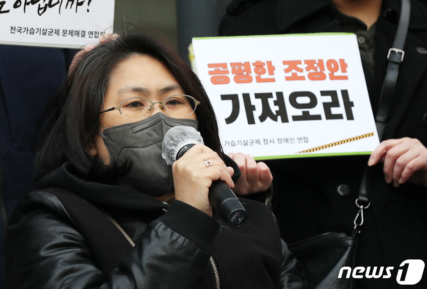 본문 이미지 - 가습기살균제 피해자들이 21일 서울 종로구 SK서린빌딩 앞에서 가습기살균제 참사 11년 정부, 가해기업, 조정위 규탄 단식 농성 기자회견을 갖고 있다. 2022.3.21/뉴스1 ⓒ News1 박지혜 기자