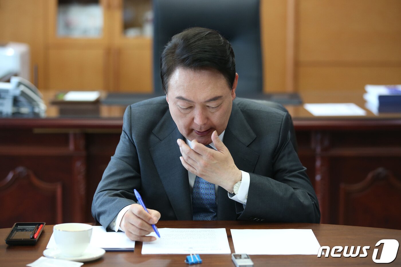 본문 이미지 - 윤석열 대통령 당선인이 21일 오전 서울 종로구 통의동 대통령직 인수위원회 사무실에서 경제 6단체장들과 오찬 회동을 갖고 있다. 2022.3.21/뉴스1 ⓒ News1 국회사진취재단