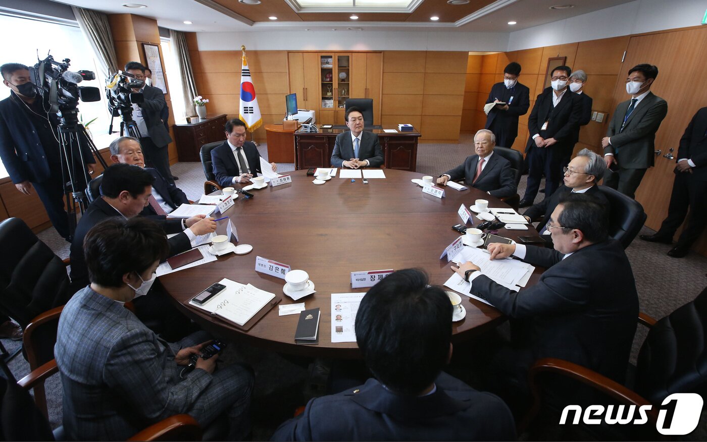 본문 이미지 - 윤석열 대통령 당선인이 21일 오전 서울 종로구 통의동 대통령직 인수위원회 사무실에서 경제 6단체장들과 오찬 회동을 갖고 있다. 2022.3.21/뉴스1 ⓒ News1 국회사진취재단