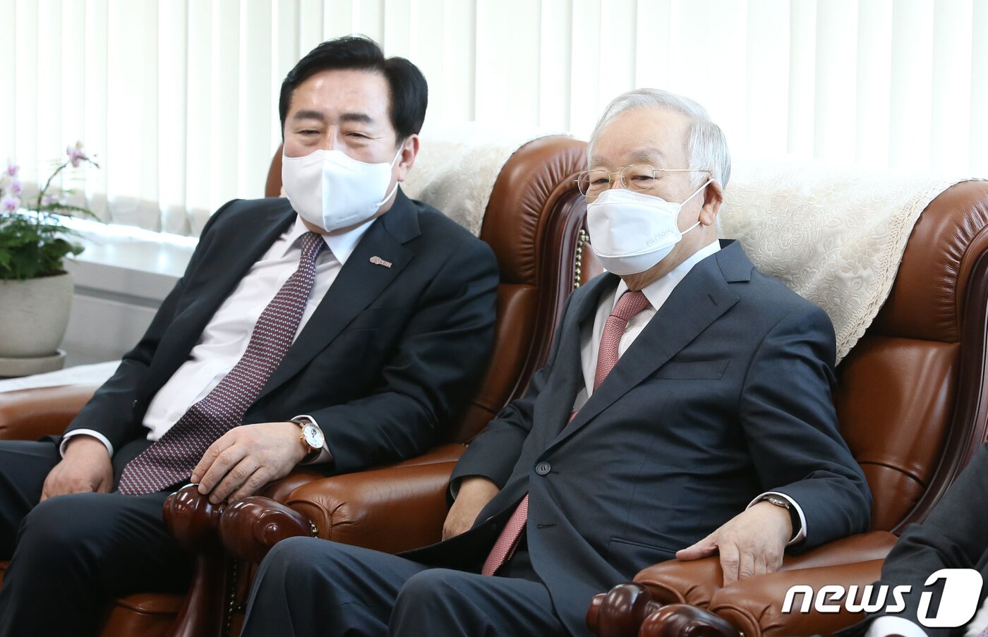본문 이미지 - 김기문 중기중앙회 회장(왼쪽)과 손경식 경총 회장이 21일 오전 서울 종로구 통의동 대통령직 인수위원회 사무실에 자리하고 있다. 이날 윤석열 당선인과 경제 6단체장들은 오찬 회동을 가졌다. 2022.3.21/뉴스1 ⓒ News1 국회사진취재단