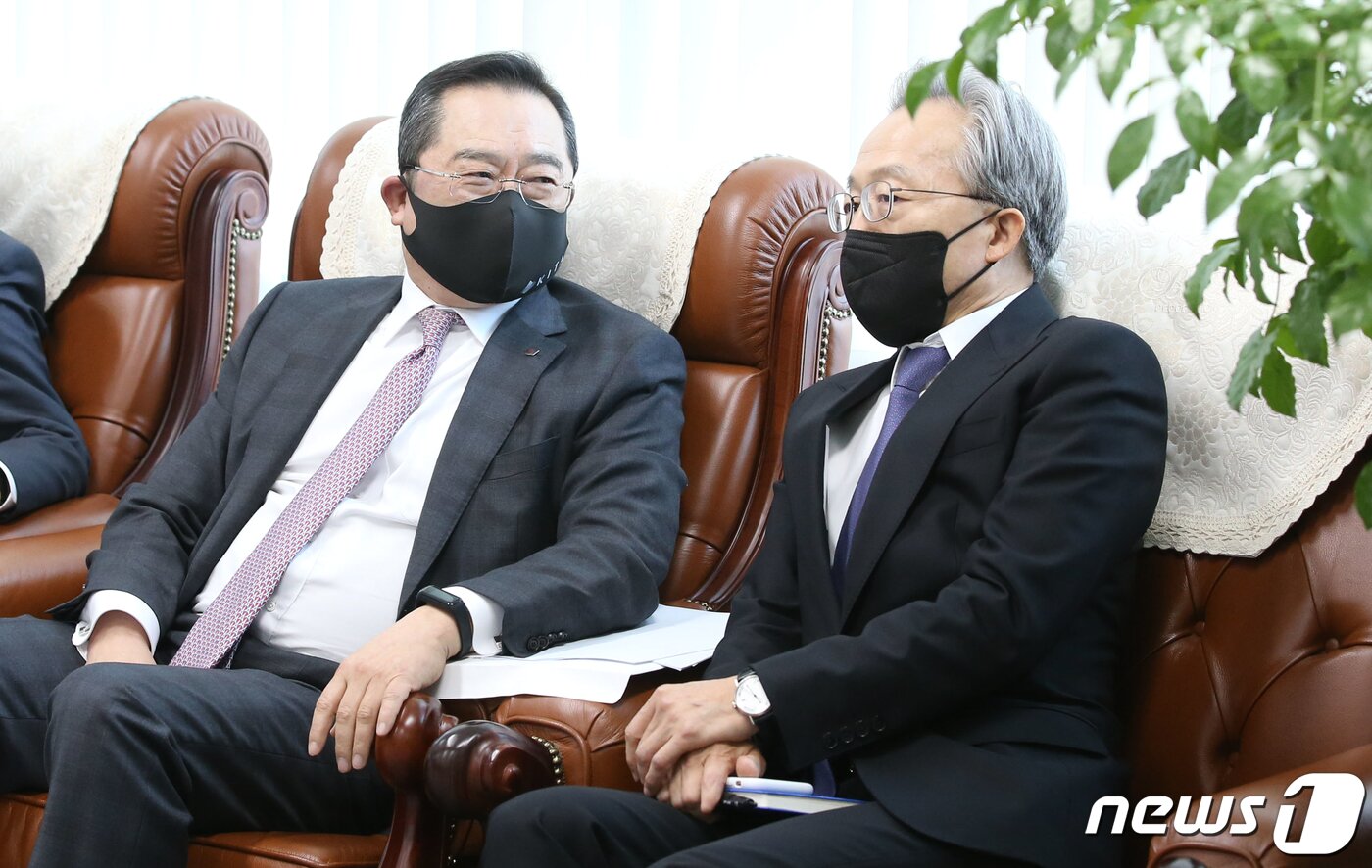 본문 이미지 - 구자열 무협회장(오른쪽)과 최진식 중견련 회장이 21일 오전 서울 종로구 통의동 대통령직 인수위원회 사무실에서 대화를 나누고 있다. 이날 윤석열 당선인과 경제 6단체장들은 오찬 회동을 가졌다. 2022.3.21/뉴스1 ⓒ News1 국회사진취재단