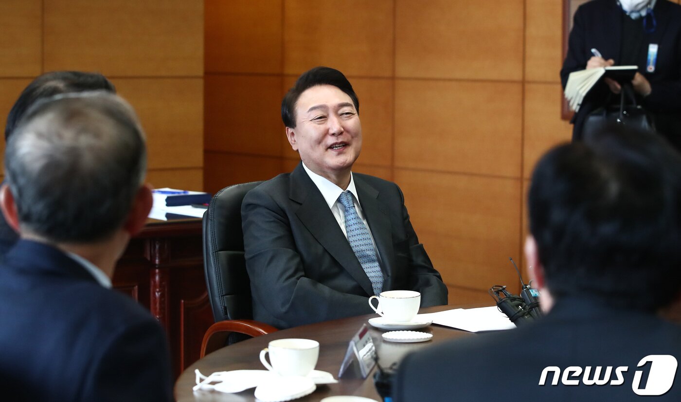 본문 이미지 - 윤석열 대통령 당선인이 21일 서울 삼청동 대통령직인수위원회에서 열린 경제 6단체장과의 오찬 회동에서 인사말을 하고 있다. 2022.3.21/뉴스1 ⓒ News1 국회사진취재단