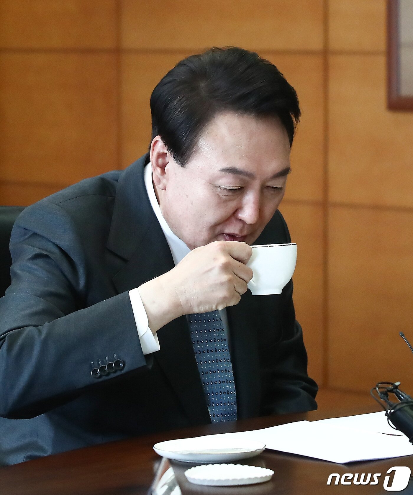 본문 이미지 - 윤석열 대통령 당선인이 21일 서울 삼청동 대통령직인수위원회에서 열린 경제 6단체장과의 오찬 회동에서 커피를 마시고 있다. 2022.3.21/뉴스1 ⓒ News1 국회사진취재단