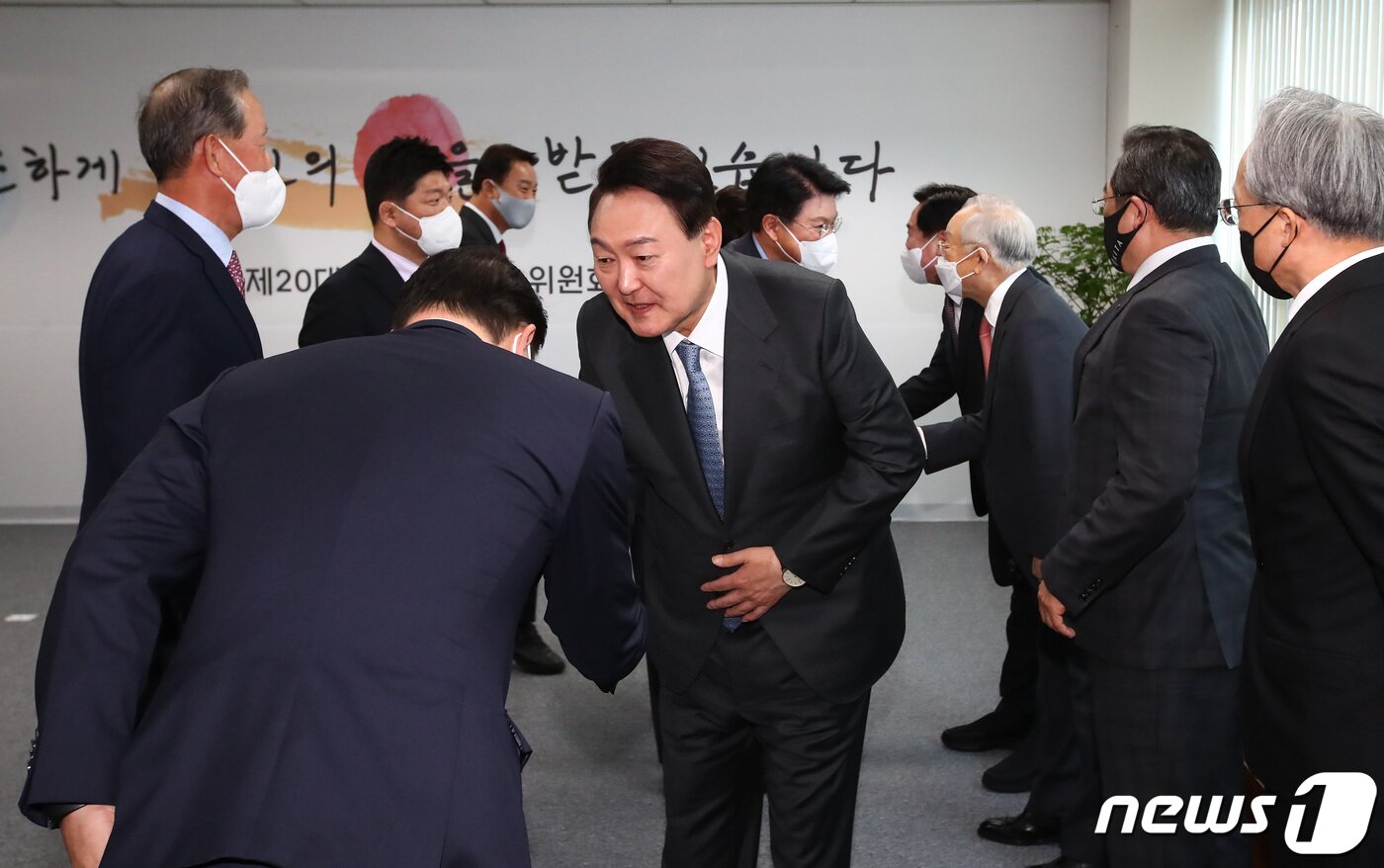 본문 이미지 - 윤석열 대통령 당선인이 21일 서울 삼청동 대통령직인수위원회에서 열린 경제 6단체장과의 오찬 회동에서 참석자들과 인사하고 있다. 2022.3.21/뉴스1 ⓒ News1 국회사진취재단