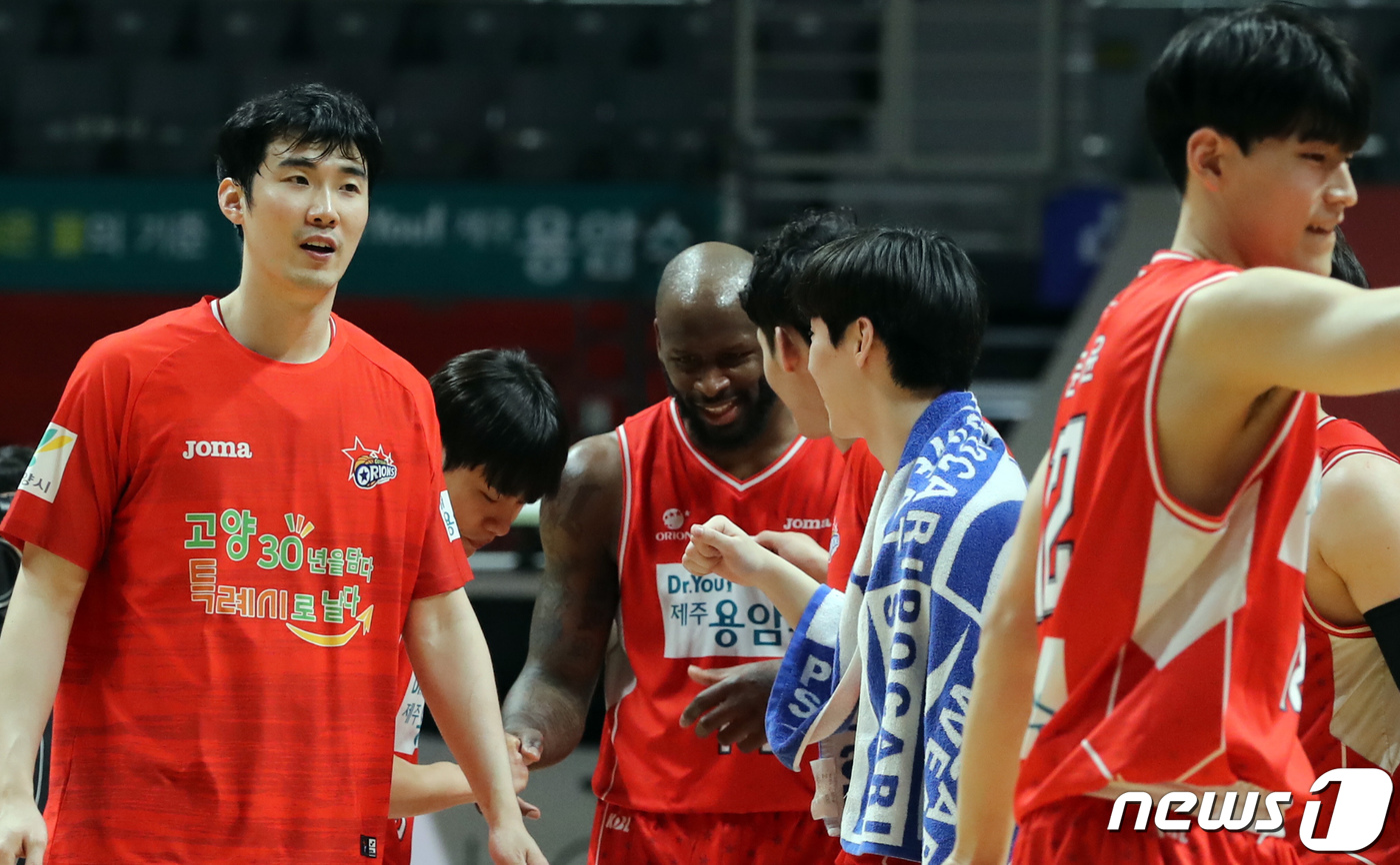 (고양=뉴스1) 장수영 기자 = 21일 오후 경기 고양체육관에서 열린 '2021-22 KGC인삼공사 정관장 프로농구' 고양 오리온과 원주 DB의 경기에서 오리온 선수들이 승리한 뒤 …