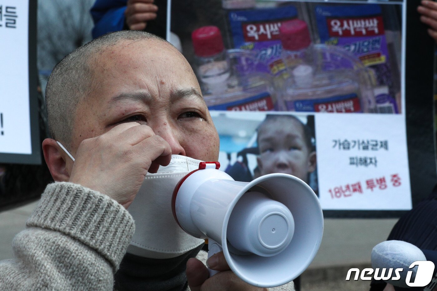 본문 이미지 - 가습기살균제 피해자 가족이 22일 서울 종로구 광화문 교보빌딩 앞에서 가습기 살균제 참사 조정위의 불합리한 조정안 개선을 요구하며 삭발 후 발언을 하고 있다. 2022.3.22/뉴스1 ⓒ News1 성동훈 기자