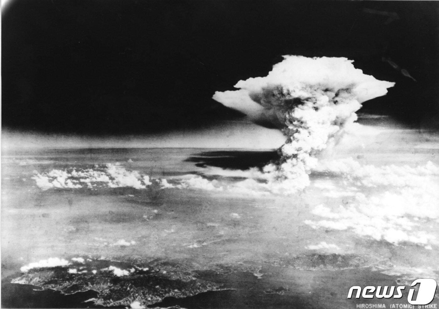 본문 이미지 - 2차 세계대전 말미인 1945년 8월 6일 일본 히로시마에 미군 B-29 폭격기가 원자폭탄을 투하, 버섯 구름이 형성된 모습. 당시 공격으로 약 14만 명이 사망한 것으로 추정된다. 폭격 자체에서 살아았더라도, 심각한 방사능 피폭으로 곧 사망한 사람이 많았다. 사진은 히로시마 평화기념관 제공. ⓒ AFP=뉴스1 ⓒ News1 최서윤 기자