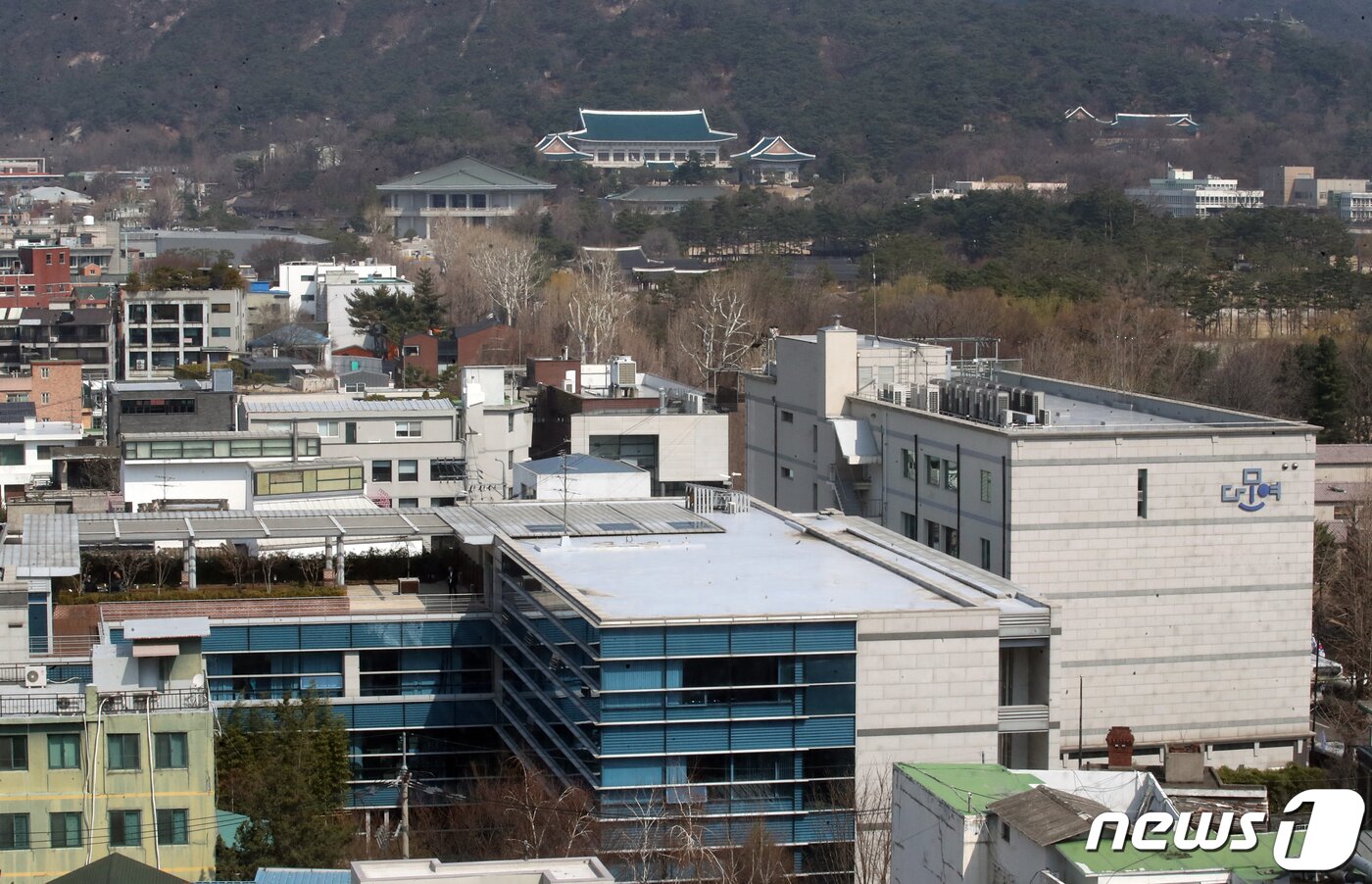 본문 이미지 - 청와대와 인수위가 정권 교체기에 대통령 집무실의 이전을 놓고 대립양상을 보이고 있다. 윤석열 대통령 당선인은 용산 국방부 청사로 대통령 집무실을 이전하겠다고 밝혔다. 이에 청와대는 촉박한 시일 등을 이유로 사실상 반대 입장을 내놨다. 사진은 22일 청와대와 윤석열 당선인의 집무실이 있는 종로구 통의동 금융감독원 연수원(아래) 모습. 2022.3.22/뉴스1 ⓒ News1 송원영 기자