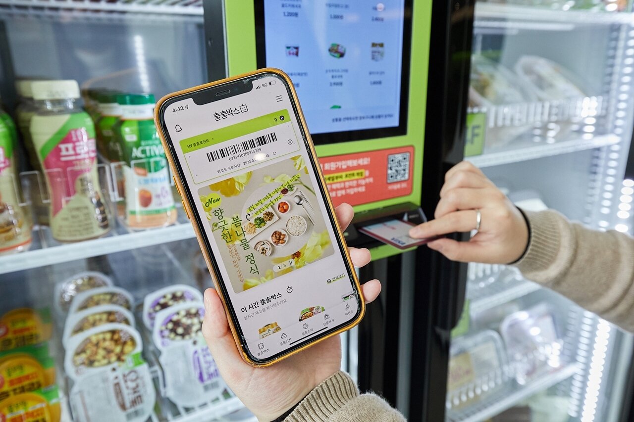 본문 이미지 - 사용자가 풀무원 ‘출출박스’ 전용 애플리케이션을 통해 실시간 재고 현황을 확인하고 있다.(풀무원 제공)ⓒ 뉴스1
