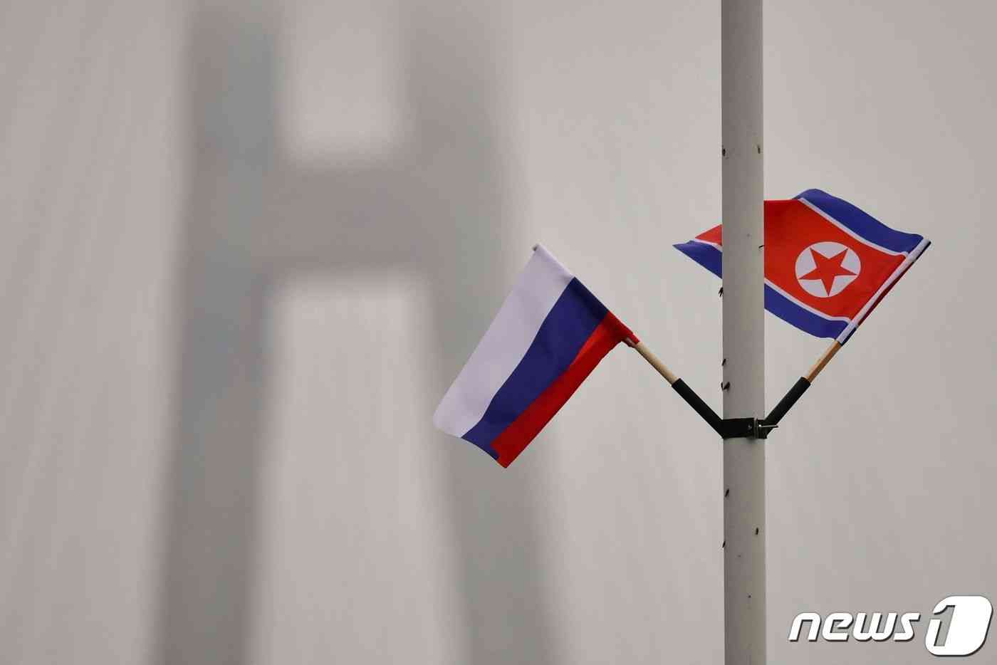 러시아 국기와 북한 인공기. 2019.04.23 © AFP=뉴스1 © News1 정윤미 기자