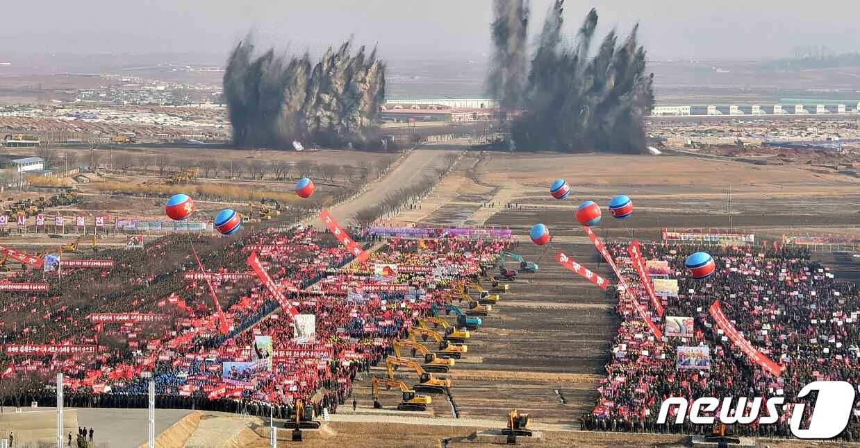 (평양 노동신문=뉴스1) = 북한 노동당 기관지 노동신문은 23일 평양 송신·송화지구에 건설된 1만 세대 살림집에 대해 "새로운 비약과 전변의 폭과 깊이, 사회주의 강국에로 힘차게 …