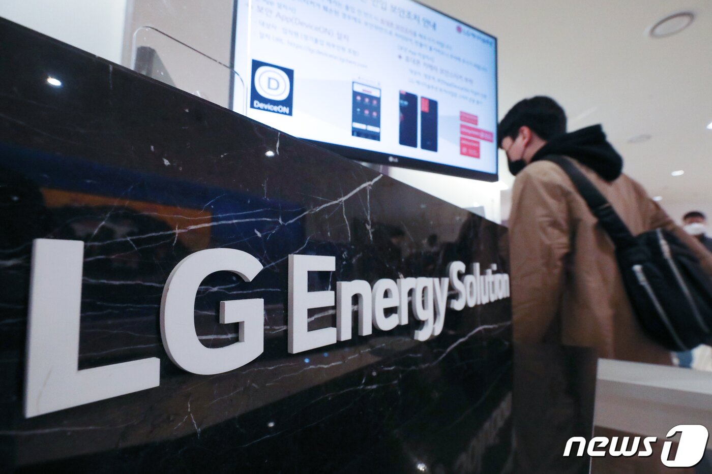 본문 이미지 - 올해 IPO 최대어인 LG에너지솔루션이 23일 주주총회를 연다. 이날 오전 서울 영등포구 여의도 파크원에 입주한 LG에너지솔루션 본사 로비에서 직원들이 오가고 있다. 2022.3.23/뉴스1 ⓒ News1 민경석 기자