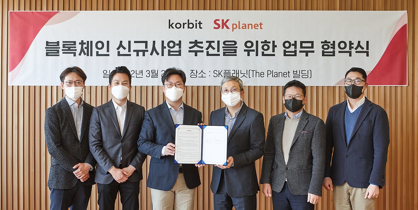 본문 이미지 - SK플래닛과 코빗이 지난 23일 ‘블록체인 신규사업 추진 위한 업무협약’을 체결했다. (왼쪽부터) SK플래닛 정인철 뉴비즈 TF장, 코빗 김재홍 최고전략책임자, 코빗 오세진 대표이사, SK플래닛 이한상 대표이사, 김교수 CX사업본부장, 김태양 플랫폼 센터장. (SK플래닛 제공)