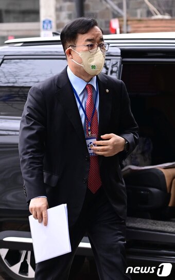 본문 이미지 - 박성중 대통령직인수위원회 과학기술교육분과 간사가 23일 오전 서울 종로구 통의동 금융감독원 연수원에 마련된 인수위 집무실로 출근을 하고 있다. 2022.3.23/뉴스1 ⓒ News1 국회사진취재단