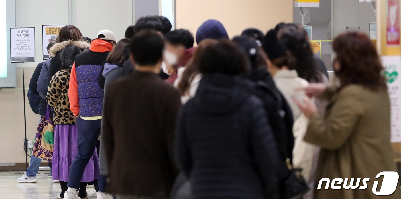 본문 이미지 - 최근 재출시한 포켓몬빵이 큰 인기를 끌며 품귀현상을 겪고 있는 23일 서울에 위치한 한 마트에서 시민들이 오픈시간 전부터 포켓몬빵을 구매하기 위해 긴 줄을 서고 있다. 2022.3.23/뉴스1 ⓒ News1 장수영 기자