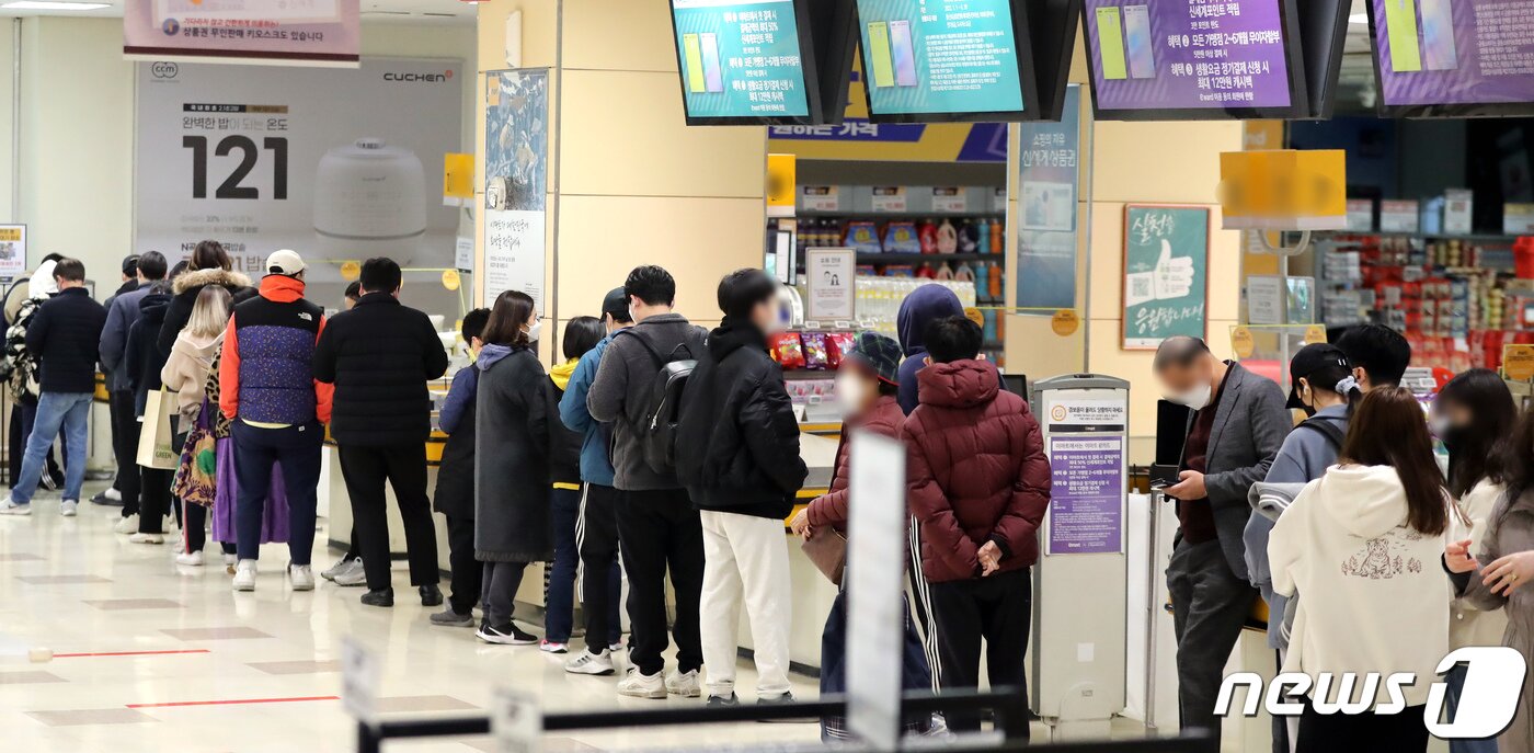 본문 이미지 - 최근 재출시한 포켓몬빵이 큰 인기를 끌며 품귀현상을 겪고 있는 23일 서울에 위치한 한 마트에서 시민들이 오픈시간 전부터 포켓몬빵을 구매하기 위해 긴 줄을 서고 있다. 2022.3.23/뉴스1 ⓒ News1 장수영 기자
