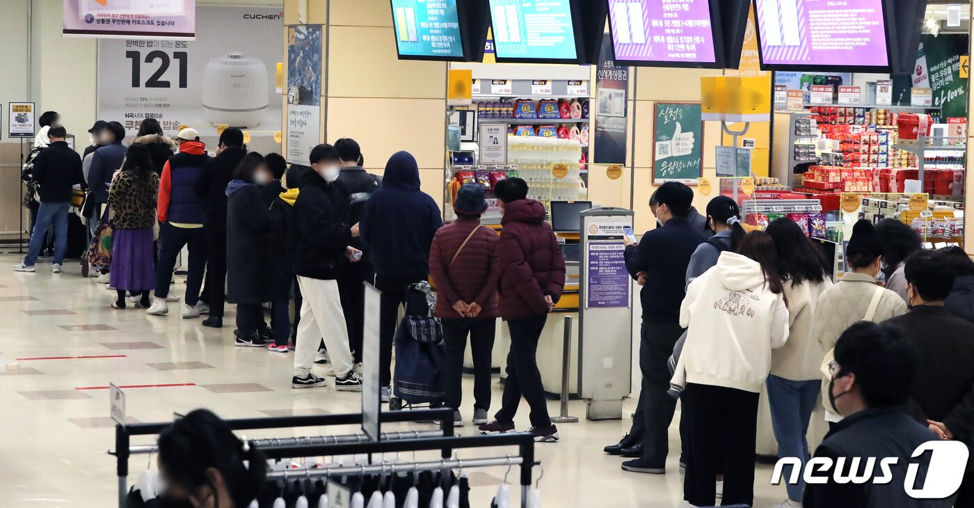 본문 이미지 - 최근 재출시한 포켓몬빵이 큰 인기를 끌며 품귀현상을 겪고 있는 23일 서울에 위치한 한 마트에서 시민들이 오픈시간 전부터 포켓몬빵을 구매하기 위해 긴 줄을 서고 있다. 2022.3.23/뉴스1 ⓒ News1 장수영 기자