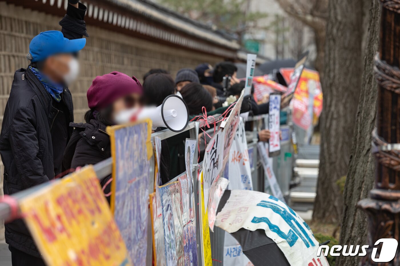 본문 이미지 - 23일 오전 서울 종로구 통의동 대통령직인수위원회 앞에서 1인 집회 참석자들이 목소리를 내고 있다. 2022.3.23/뉴스1 ⓒ News1 이재명 기자