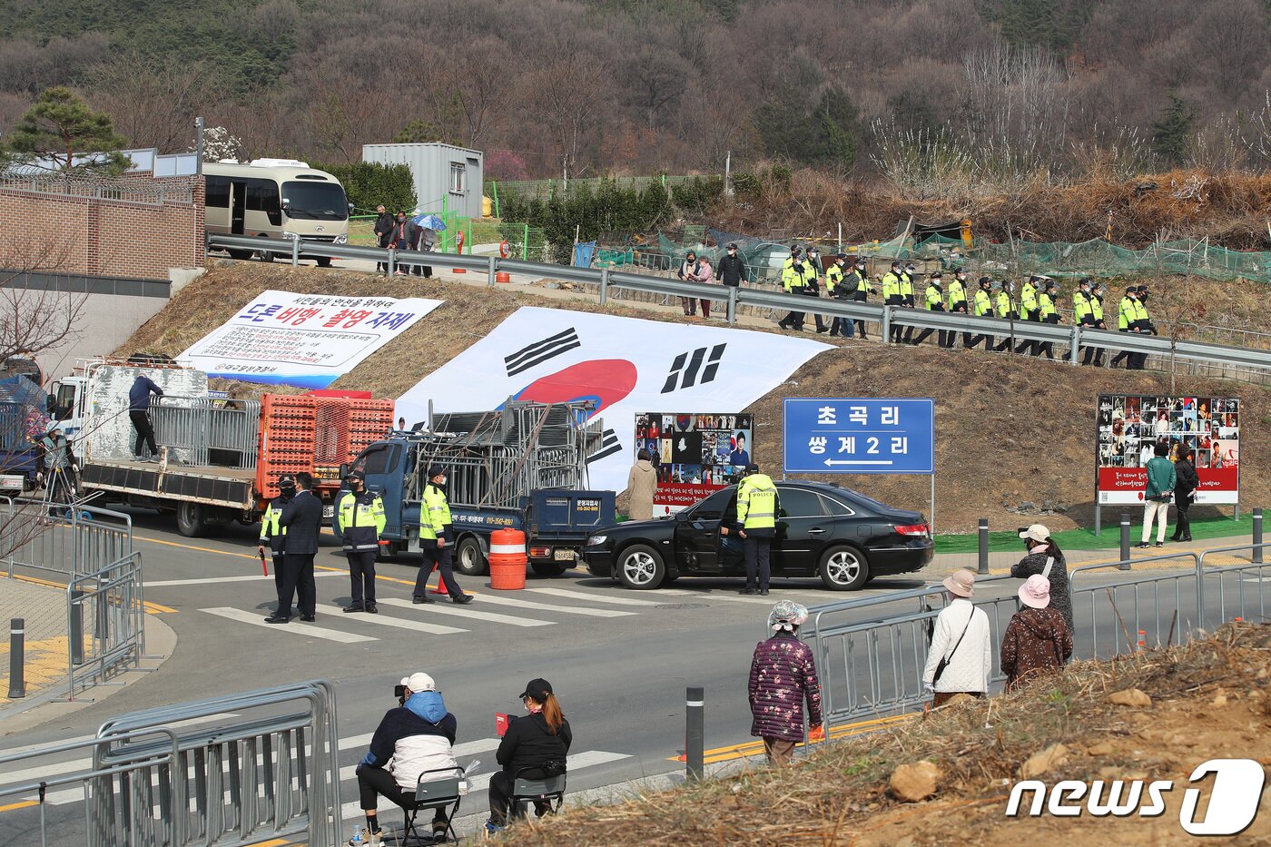 본문 이미지 - 박근혜 전 대통령 귀향과 입주를 하루 앞둔 23일 오후 경찰이 대구 달성군 유가읍 사저 주변에 대한 경비를 강화하고 있다. 2022.3.23/뉴스1 ⓒ News1 공정식 기자