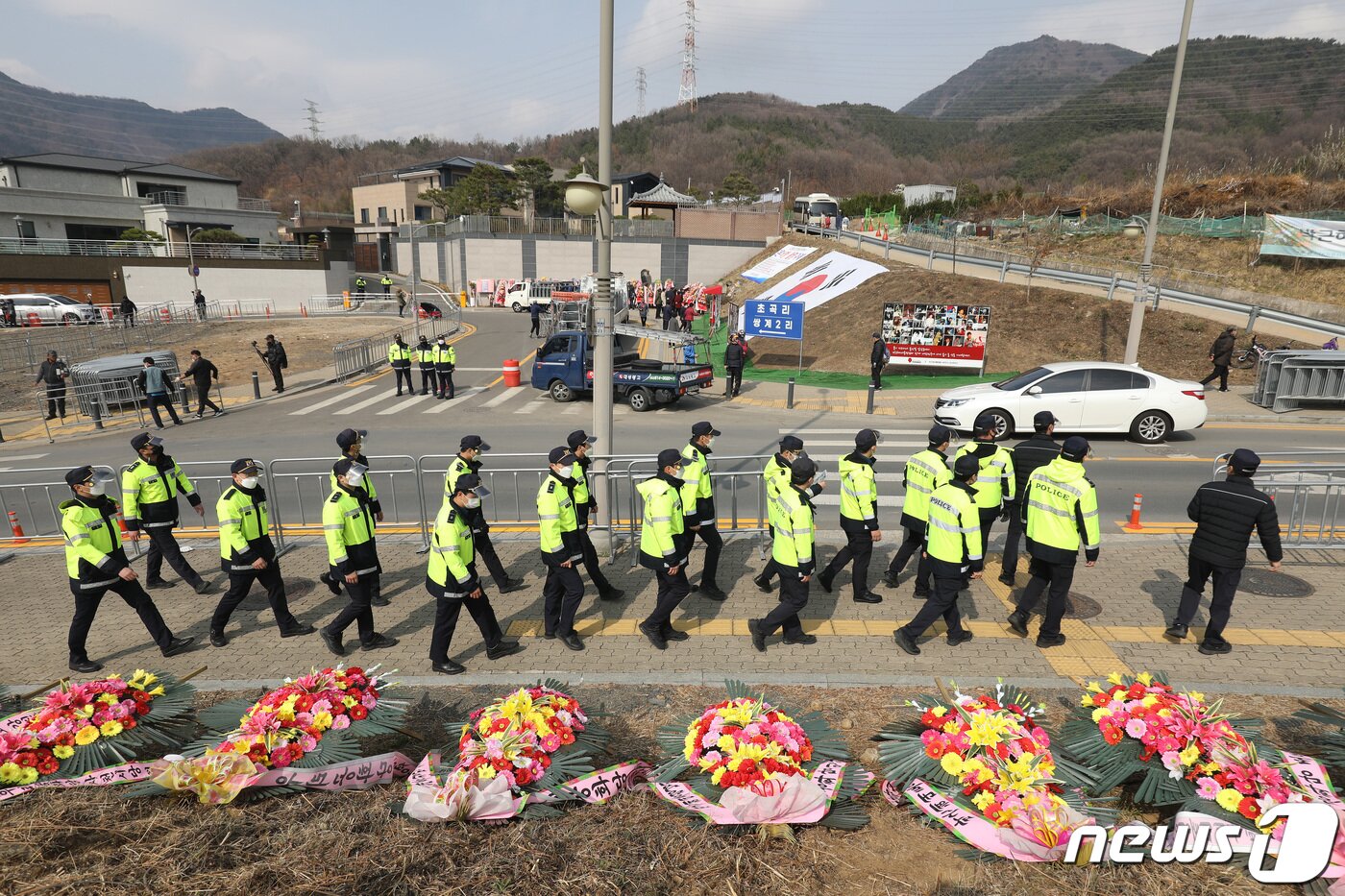 본문 이미지 - 박근혜 전 대통령 귀향과 입주를 하루 앞둔 23일 오후 경찰이 대구 달성군 유가읍 사저 주변에 대한 경비를 강화하고 있다. 2022.3.23/뉴스1 ⓒ News1 공정식 기자