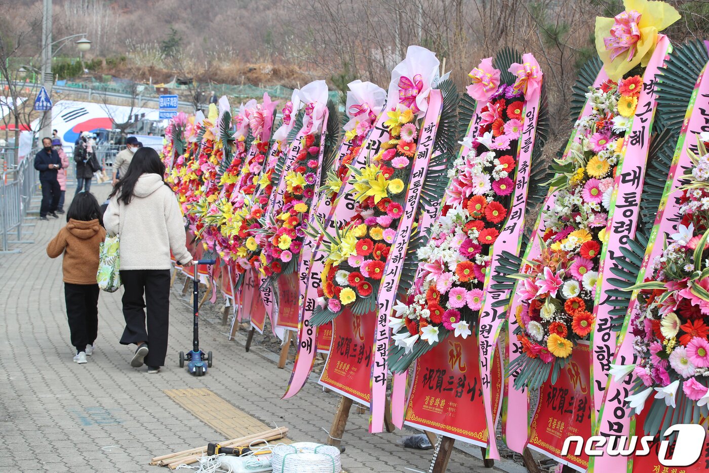 본문 이미지 - 박근혜 전 대통령 귀향과 입주를 하루 앞둔 23일 오후 전국 각지에서 지지자들이 보낸 축하와 환영의 화환이 대구 달성군 사저 주변을 장식하고 있다. 2022.3.23/뉴스1 ⓒ News1 공정식 기자