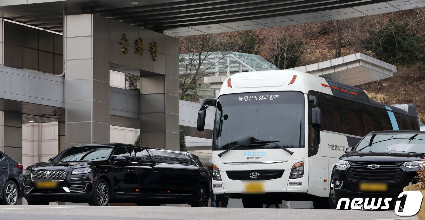 본문 이미지 - 환절기 등 계절적 요인 및 신종 코로나바이러스 감염증(코로나19) 사망자가 증가하고 있는 23일 경기 고양시 서울시립승화원이 차량들로 북적이고 있다. 서울시는 환절기·코로나19 사망자 증가까지 더해지며 화장장 부족 현상이 발생하자 화장 시설을 오는 24일부터 24시까지 추가 가동하도록 조치해 하루 232건까지 확대 운영할 방침이다. 2022.3.23/뉴스1 ⓒ News1 이승배 기자