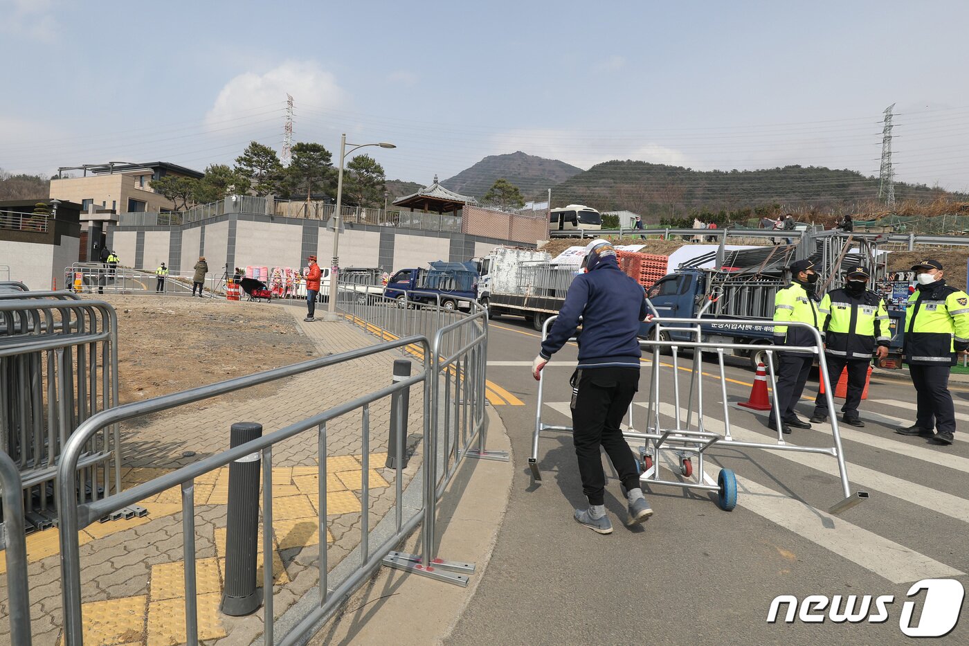 본문 이미지 - 박근혜 전 대통령 귀향과 입주를 하루 앞둔 23일 오후 대구 달성군 사저 주변에 펜스가 설치되고 있다. 2022.3.23/뉴스1 ⓒ News1 공정식 기자