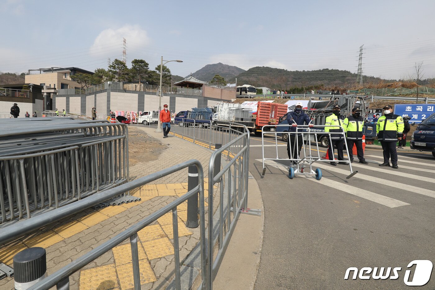 본문 이미지 - 박근혜 전 대통령 귀향과 입주를 하루 앞둔 23일 오후 대구 달성군 사저 주변에 펜스가 설치되고 있다. 2022.3.23/뉴스1 ⓒ News1 공정식 기자