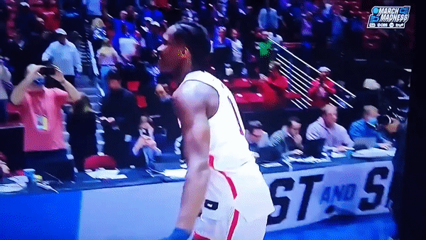 본문 이미지 - 베네딕트 매튜린(19)이 경기 후 라커룸으로 향하는 모습. (트위터 갈무리) ⓒ 뉴스1