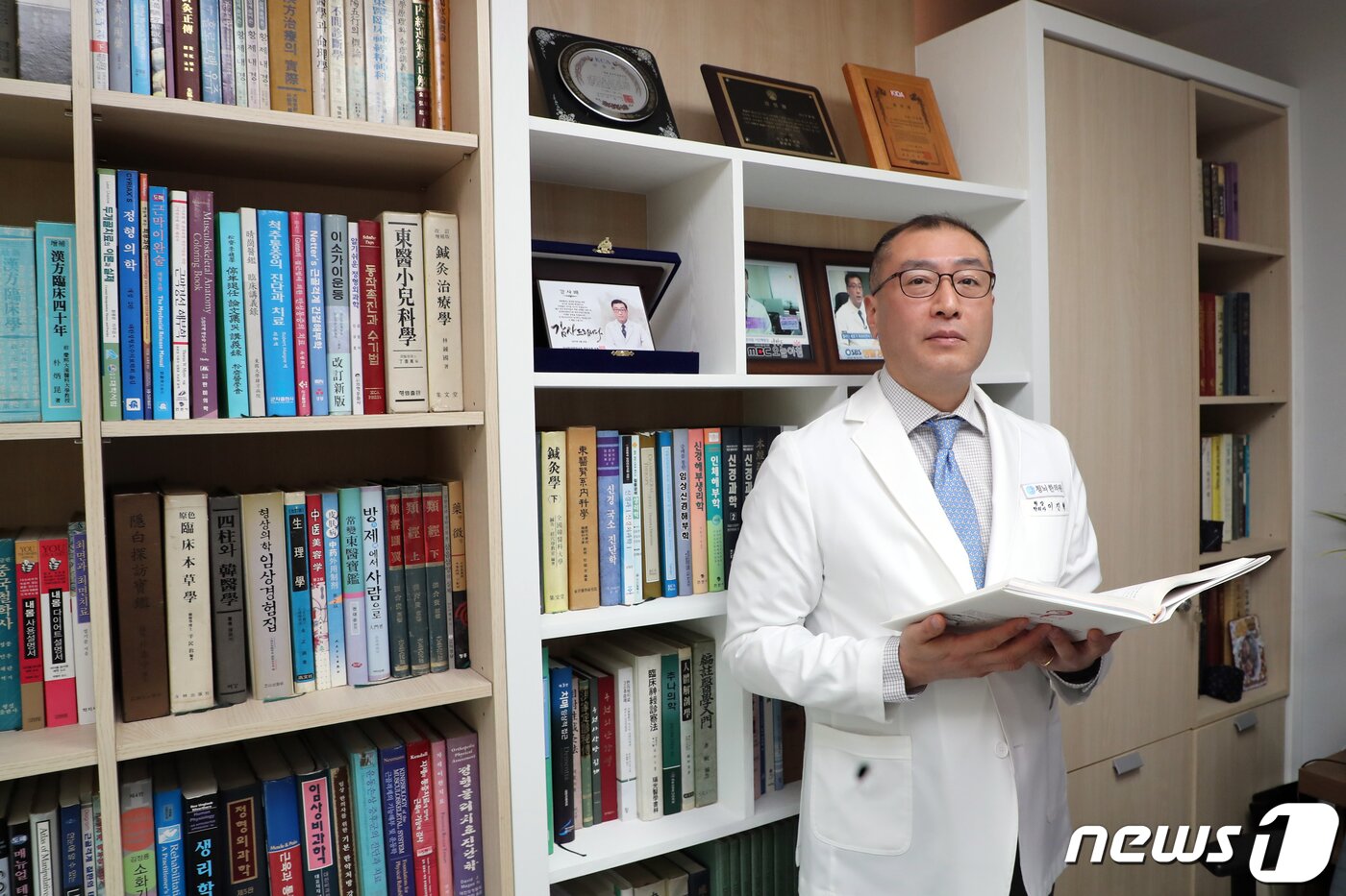 본문 이미지 - 이진혁 청뇌H&D 바이오연구소장이 23일 서울 서초구 청뇌한의원에서 뉴스1과 인터뷰 전 포즈를 취하고 있다. 2022.3.23/뉴스1 ⓒ News1 황기선 기자