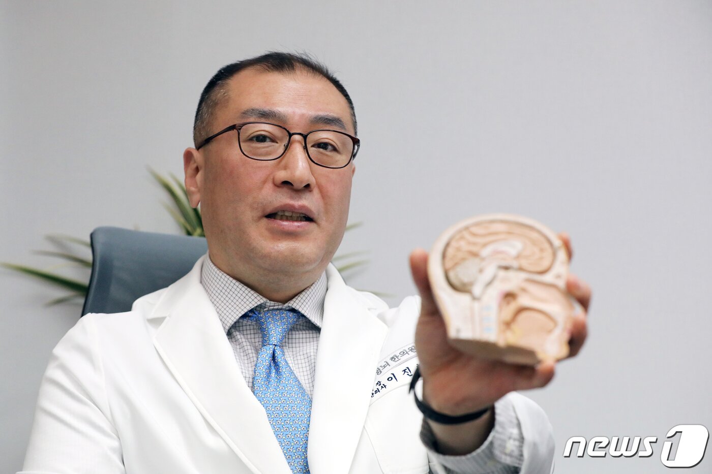 본문 이미지 - 이진혁 청뇌H&D 바이오연구소장이 23일 서울 서초구 청뇌한의원에서 뉴스1과 인터뷰를 하고 있다. 2022.3.23/뉴스1 ⓒ News1 황기선 기자