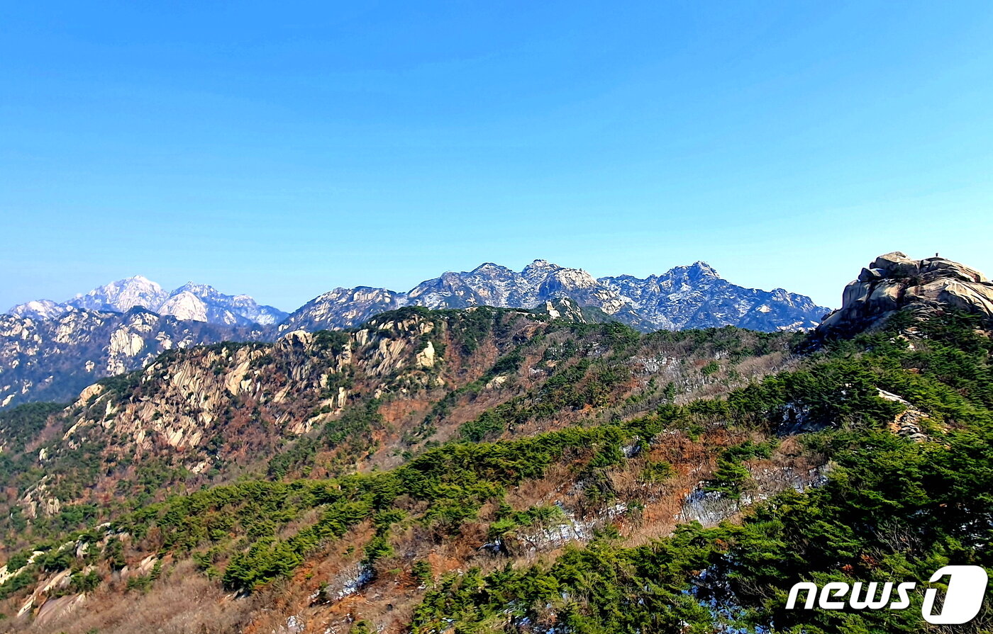 본문 이미지 - 관봉에서 본 비봉능선. 오른쪽 비봉, 가운데 사모바위. 그 뒤로 문수봉과 보현봉. 맨뒷줄 왼쪽은 백운대 ⓒ 뉴스1