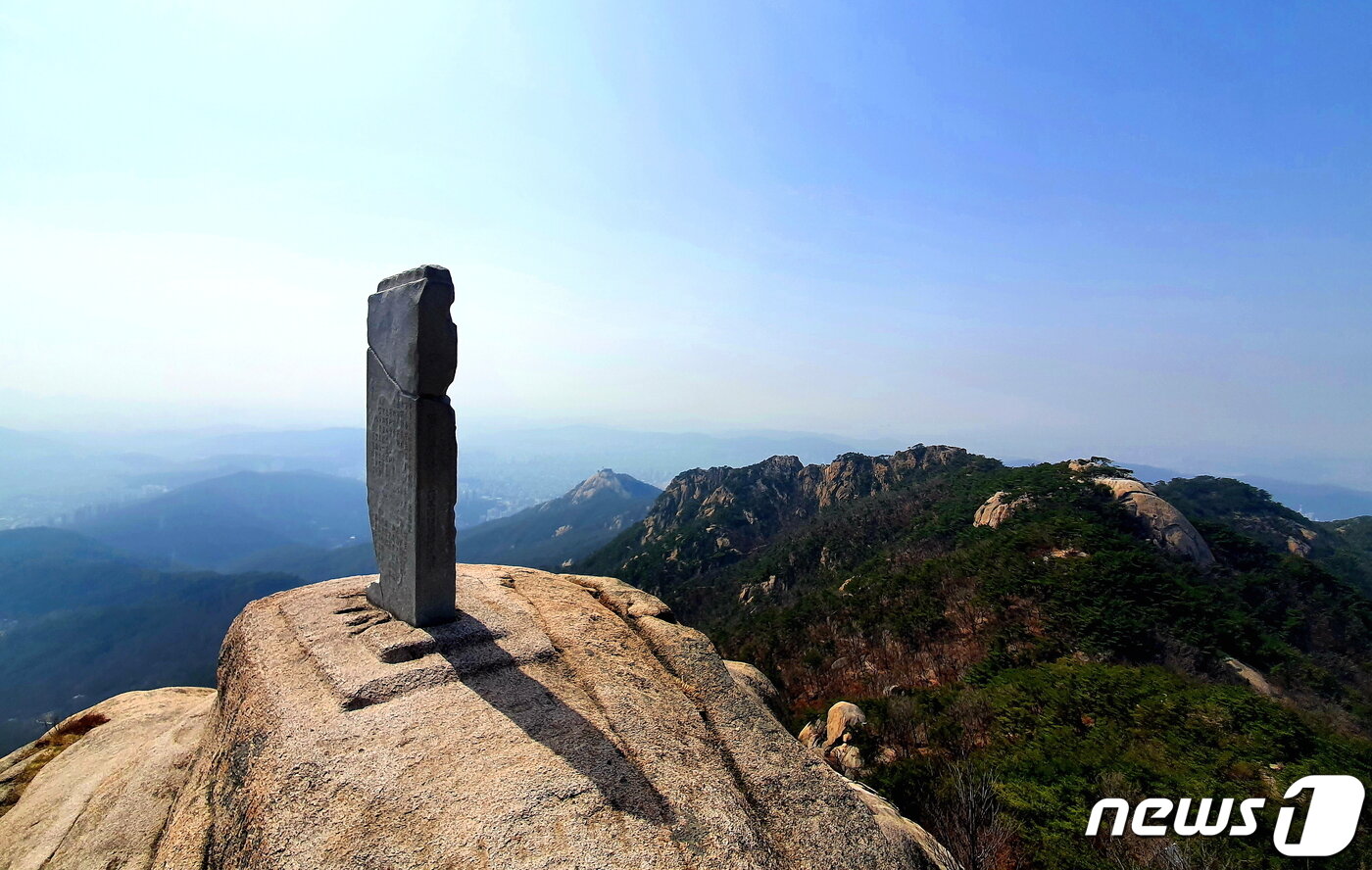 본문 이미지 - 비봉의 진흥왕순수비 모조품. 진품은 국립중앙박물관에 소장되어 있다 ⓒ 뉴스1