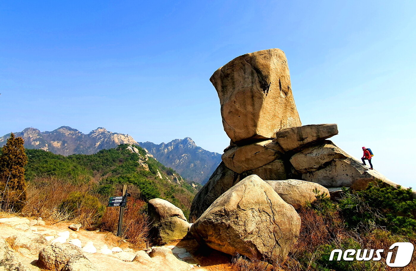 본문 이미지 - 사모바위. 바위 밑에 1968년 청와대를 목표로 침투한 무장공비들이 은신했던 굴이 있다 ⓒ 뉴스1