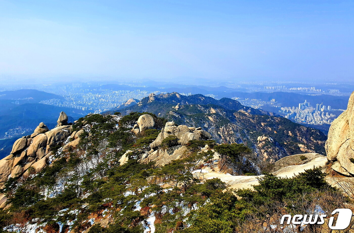 본문 이미지 - 가까이 문수봉 암릉과 멀리 비봉 능선. 왼쪽의 암릉에 얹혀진 삼각형 바위를 많은 블로그에서 ‘똥바위’라고 하는데, 나는 ‘아이스크림 바위’라고 부르고 싶다 ⓒ 뉴스1