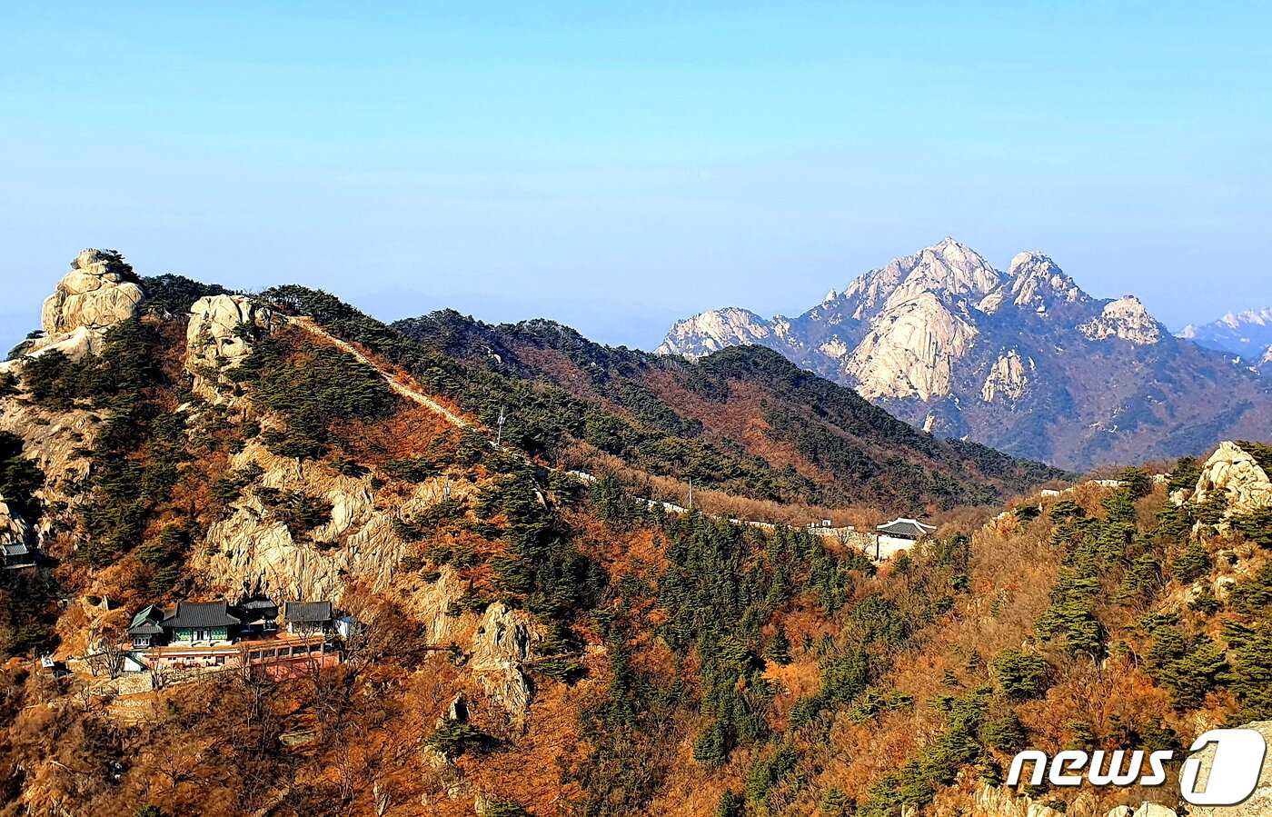 본문 이미지 - 보현봉에서 본 북한산. 왼쪽 문수암과 문수봉. 오른쪽 아래 대남문, 위 노적봉과 백운대, 만경대 ⓒ 뉴스1