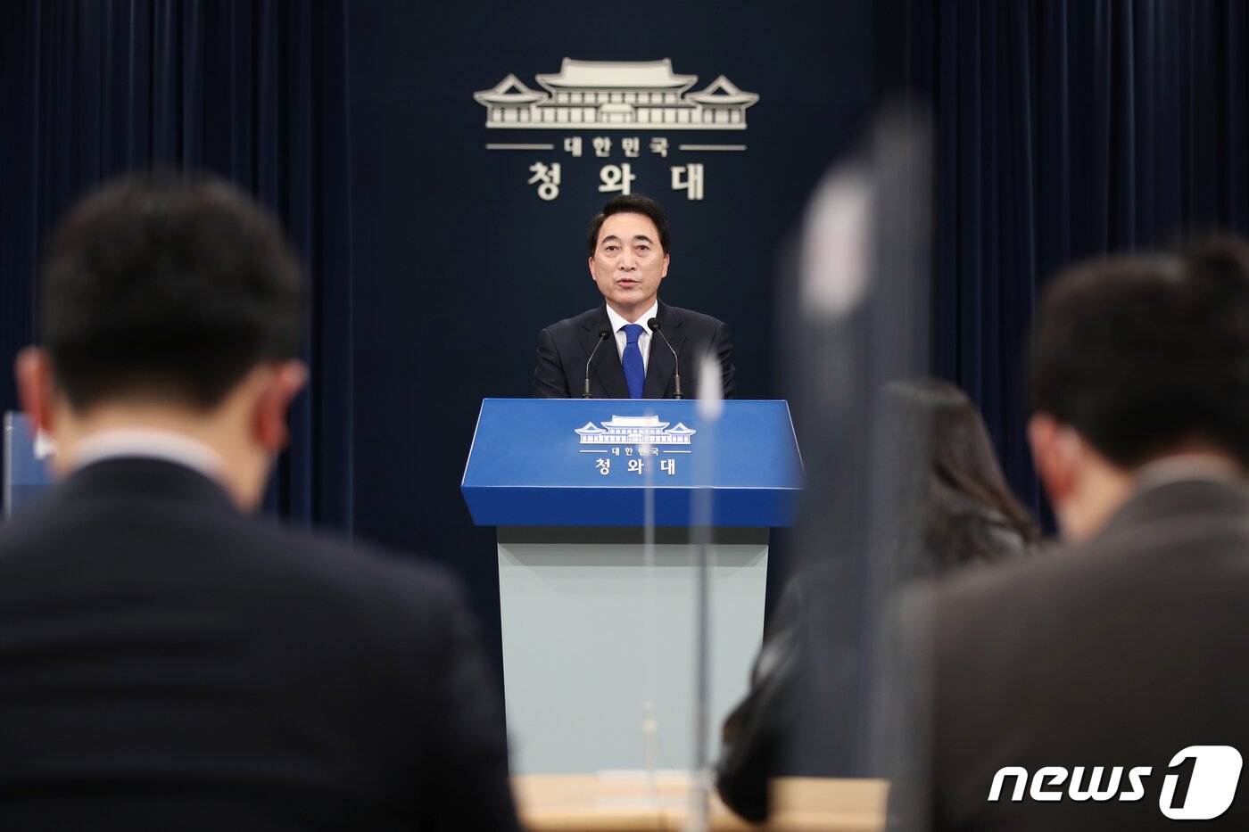 본문 이미지 - 박수현 청와대 국민소통수석이 24일 청와대 춘추관에서 가진 브리핑에서 문재인 대통령이 윤석열 대통령 당선인과의 회동과 관련해 "다른 이들의 말 듣지 마시고 당선인께서 직접 판단해주시기 바란다＂고 말했다고 전하고 있다. 2022.3.24/뉴스1 ⓒ News1 이광호 기자