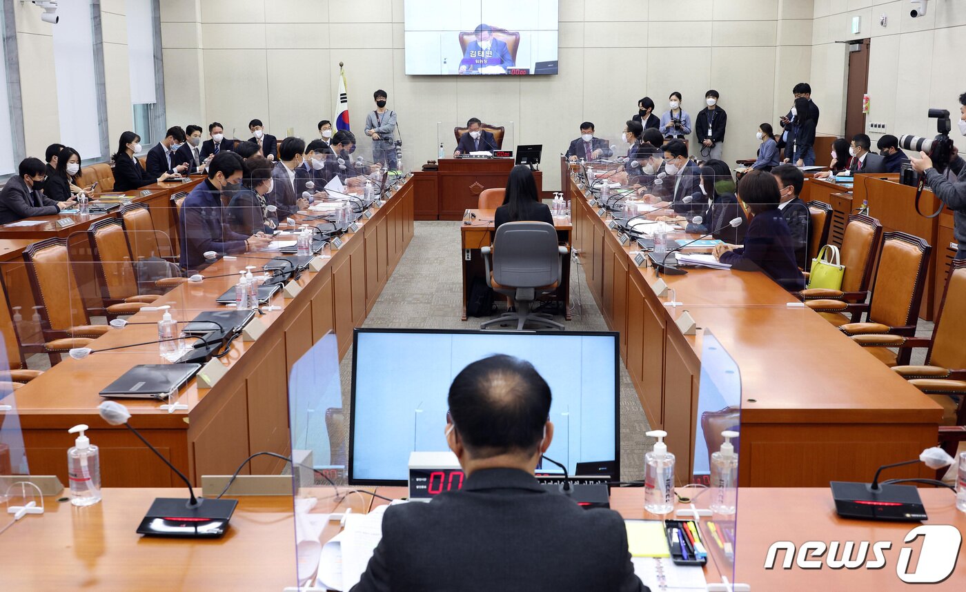 본문 이미지 - 지난 24일 국회에서 정치개혁특별위원회 전체회의가 열리고 있다. ⓒNews1 이동해 기자