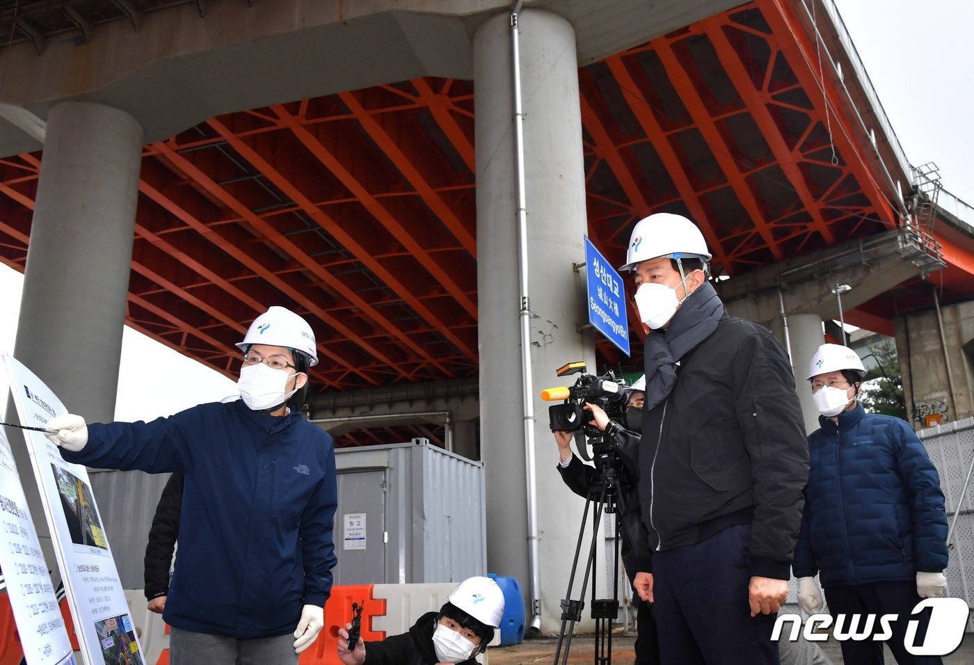 (서울=뉴스1) = 오세훈 서울시장이 24일 오전 성산대교 균열 현장을 찾아 점검을 하고 있다.오 시장은 이날 현장을 방문해 \"(서울시) 본인 판단만 이야기할 것은 아니다\"며 …