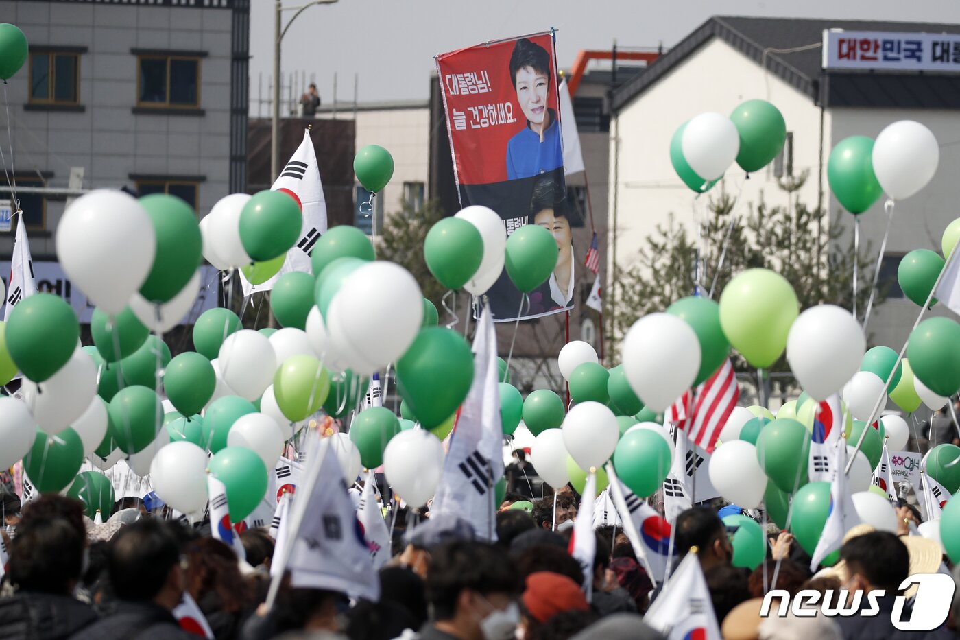 본문 이미지 - 24일 오후 대구시 달성군 박근혜 전 대통령의 사저 앞에 박근혜 전 대통령 환영 인파가 모여있다. 2022.3.24/뉴스1 ⓒ News1 이승배 기자