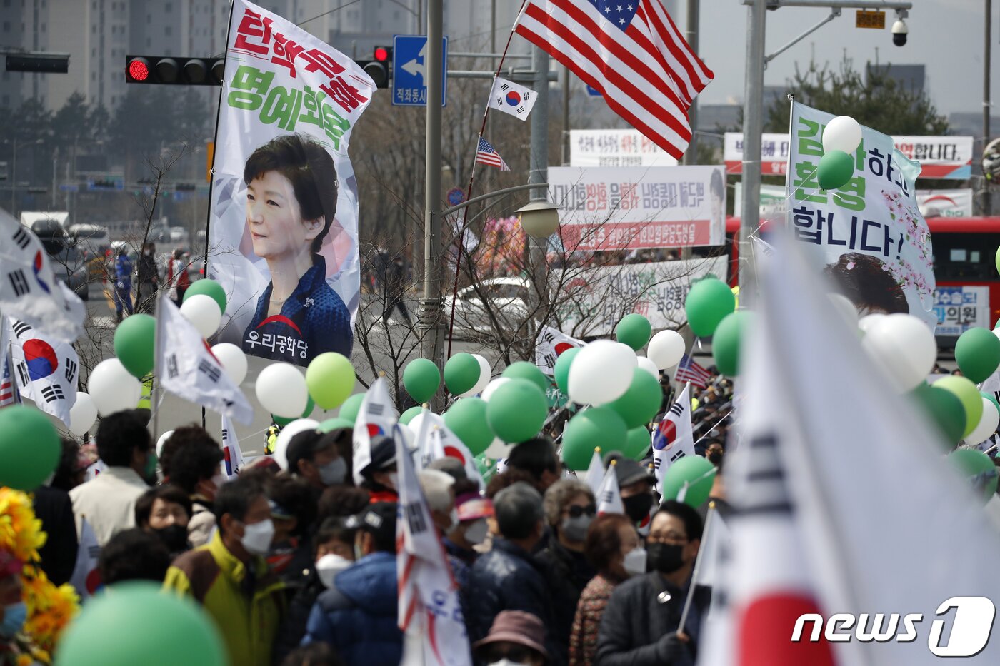 본문 이미지 - 24일 오후 대구시 달성군 박근혜 전 대통령의 사저 앞에 박근혜 전 대통령 환영 인파가 모여있다. 2022.3.24/뉴스1 ⓒ News1 이승배 기자