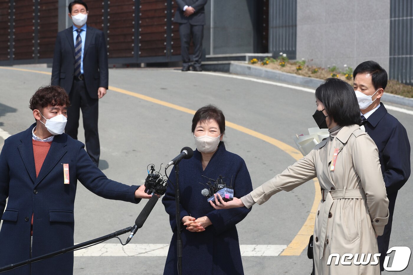 본문 이미지 - 박근혜 전 대통령이 24일 오후 대구 달성군 유가읍 쌍계리 사저 앞에 도착해 대국민 메시지를 발표하던 중 한 남성이 소주병을 던지며 소동을 일으켜 발표가 중단된 뒤 약 2분 뒤 다시 발표를 이어가고 있다. 2022.3.24/뉴스1 ⓒ News1 공정식 기자