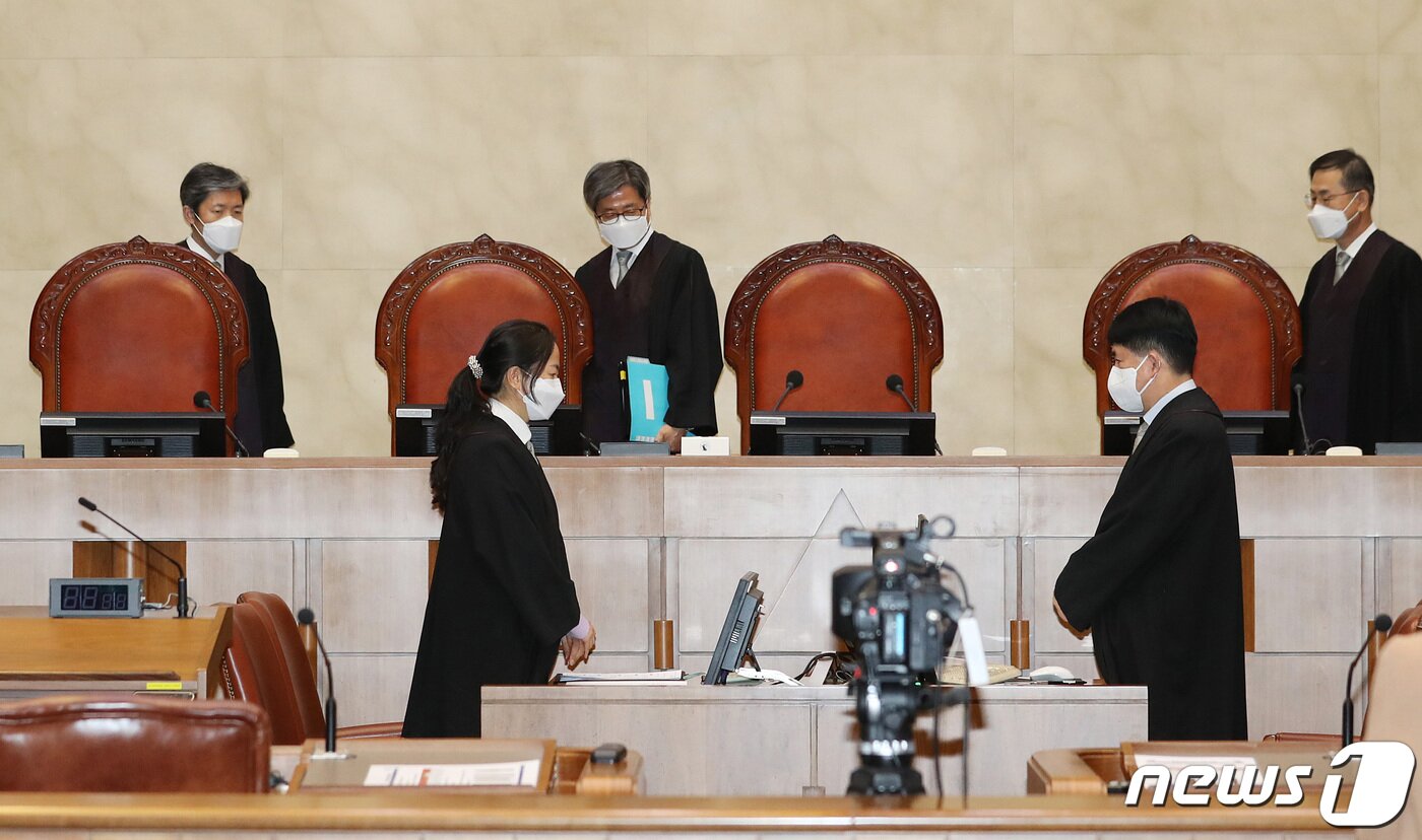 본문 이미지 - 김명수 대법원장이 24일 오후 서울 서초구 대법원 대법정에서 열린 전원합의체 선고에서 대법관들과 함께 자리하고 있다. 2022.3.24/뉴스1 ⓒ News1 이성철 기자