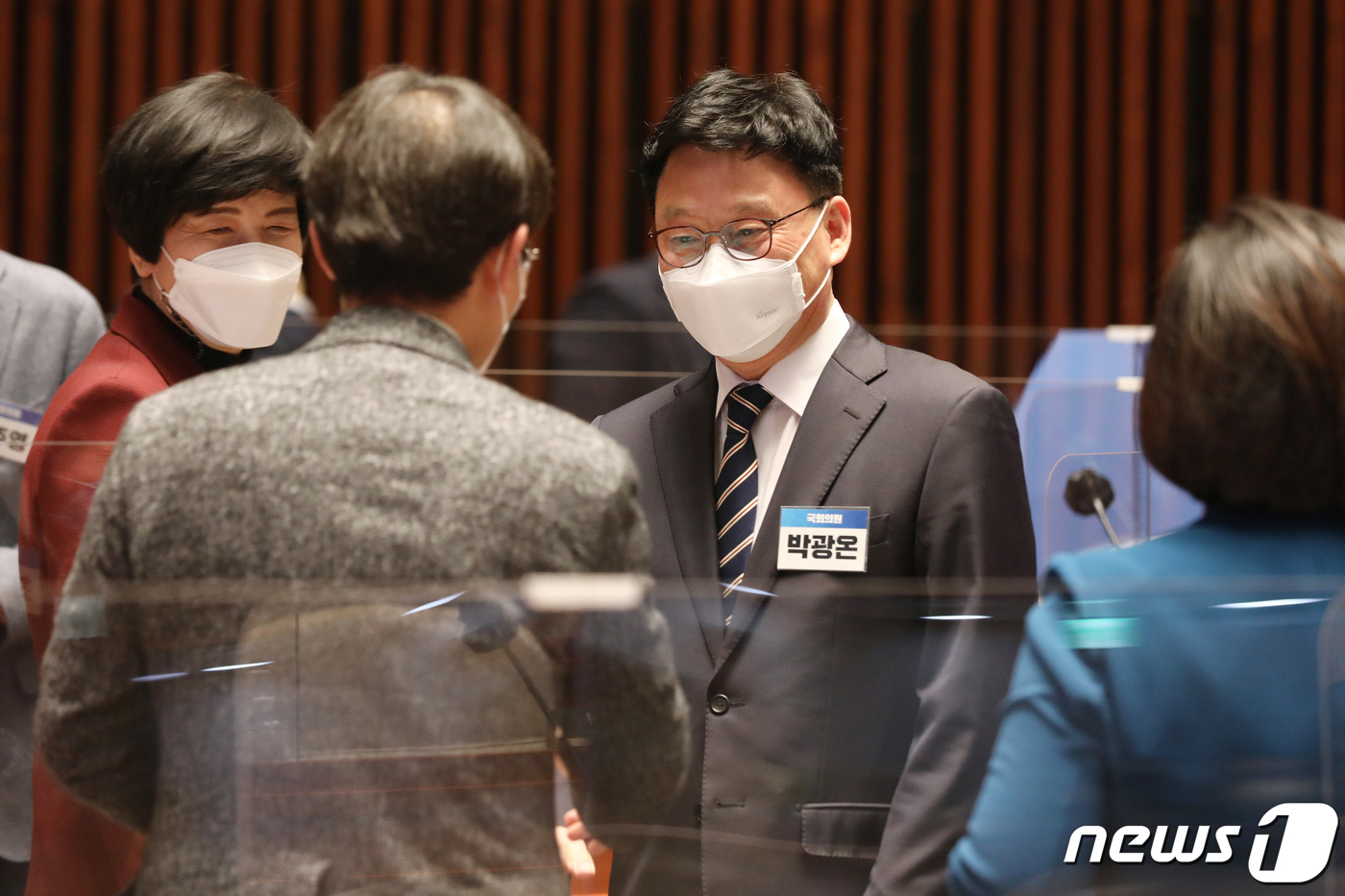 (서울=뉴스1) 허경 기자 = 박광온 더불어민주당 의원이 24일 오후 서울 여의도 국회에서 열린 제3기 원내대표 선출을 위한 의원총회에 참석해 의원들과 인사를 나누고 있다. 202 …