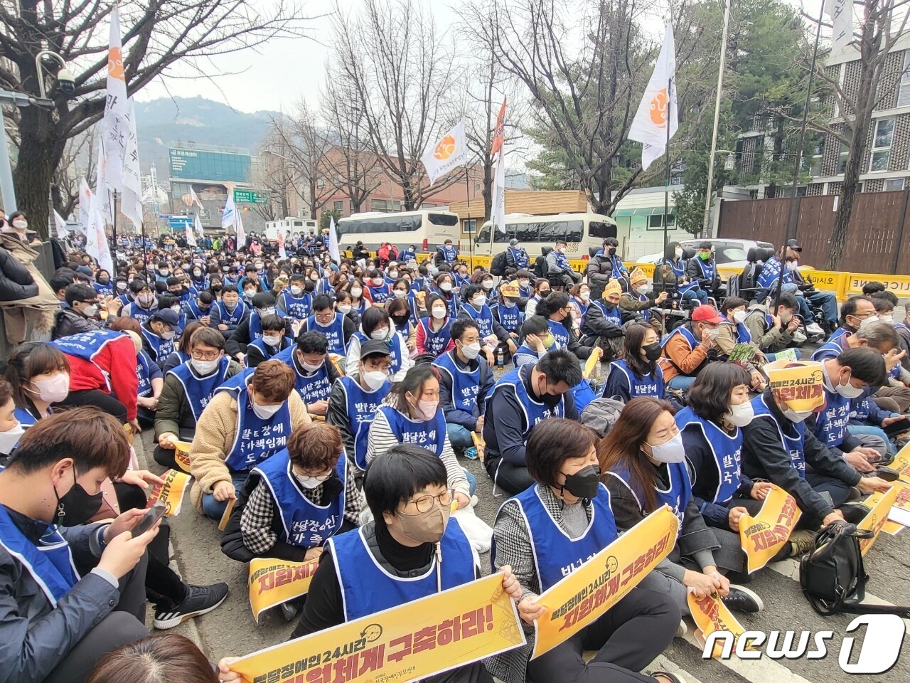 본문 이미지 - 전국장애인부모연대가 24일 오후 서울 종로구 효자치안센터 앞에서 새 정부에 발달·중증장애인 24시간 지원체계 구축을 촉구하는 결의대회를 진행하고 있다. ⓒ 뉴스1