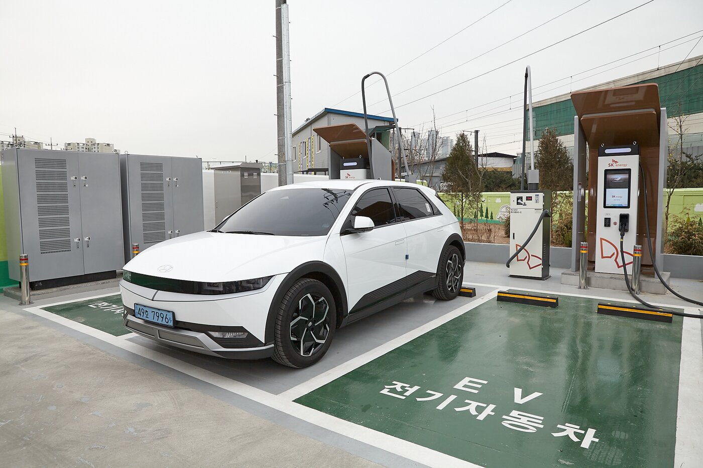 본문 이미지 - SK에너지 '에너지 슈퍼스테이션' 1호인 서울 금천구 SK박미주유소에 설치된 전기차 충전기.(SK에너지 제공)ⓒ 뉴스1