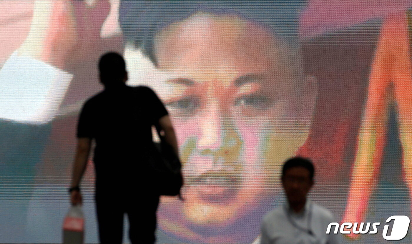 본문 이미지 - 북한이 24일 신형 대륙간탄도미사일(ICBM)을 쏘아올렸다. ⓒ 로이터=뉴스1 ⓒ News1 정윤영 기자