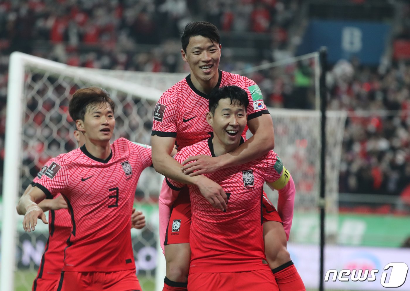 본문 이미지 - 손흥민이 24일 오후 서울 마포구 서울월드컵경기장에서 열린 2022 국제축구연맹&#40;FIFA&#41; 카타르 월드컵 아시아 최종예선 9차전 대한민국과 이란의 경기 전반전 선제골을 넣은 뒤 세리머니를 하고 있다. 2022.3.24/뉴스1 ⓒ News1 DB