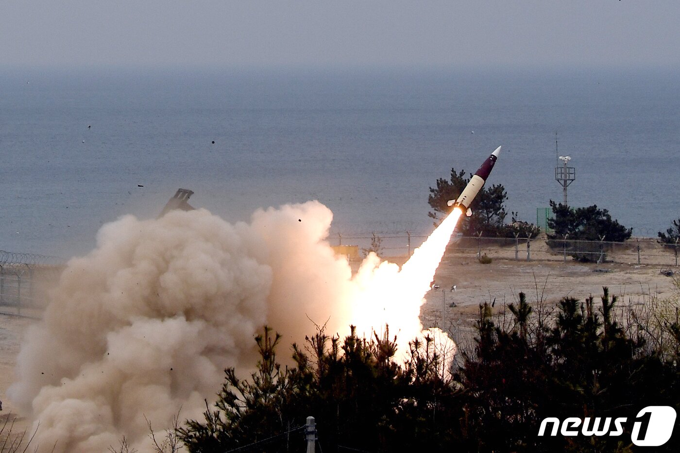 본문 이미지 - 지대지 탄도미사일 '에이태큼스'(ATACMS) 훈련. (합동참모본부 제공) 2022.3.24/뉴스1