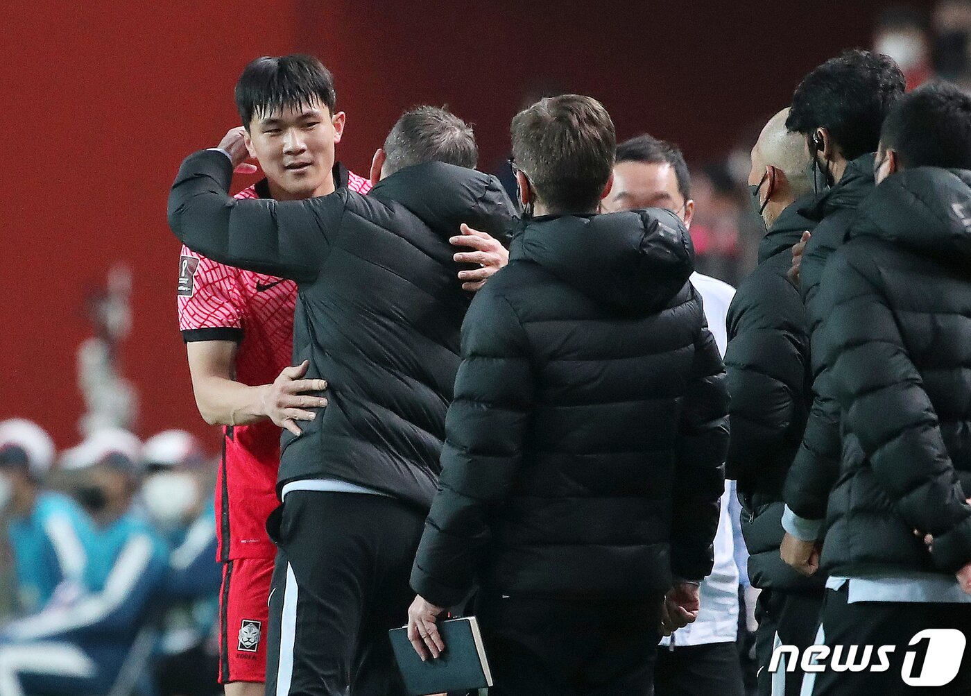 본문 이미지 - 김민재가 24일 오후 서울 마포구 서울월드컵경기장에서 열린 2022 국제축구연맹(FIFA) 카타르 월드컵 아시아 최종예선 9차전 이란과의 경기에서 교체 후 벤투 감독과 포옹을 하고 있다. 2022.3.24/뉴스1 ⓒ News1 김진환 기자